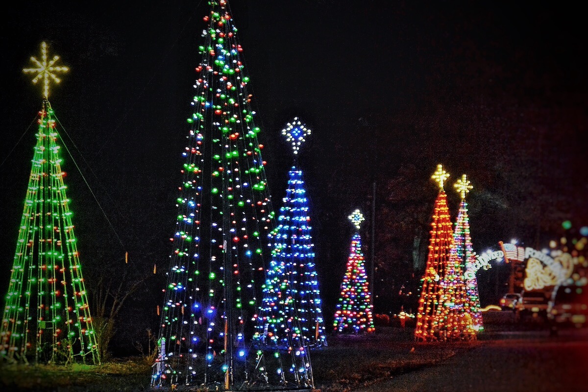 https://www.yoshasnydergroup.com/wp-content/uploads/2022/12/christmas-lights.jpg